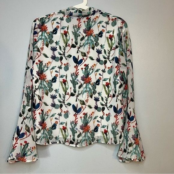 Walter Baker Women's Pullover Blouse Floral Bell Sleeve Tie Neck Lined Flowy M - Picture 9 of 9